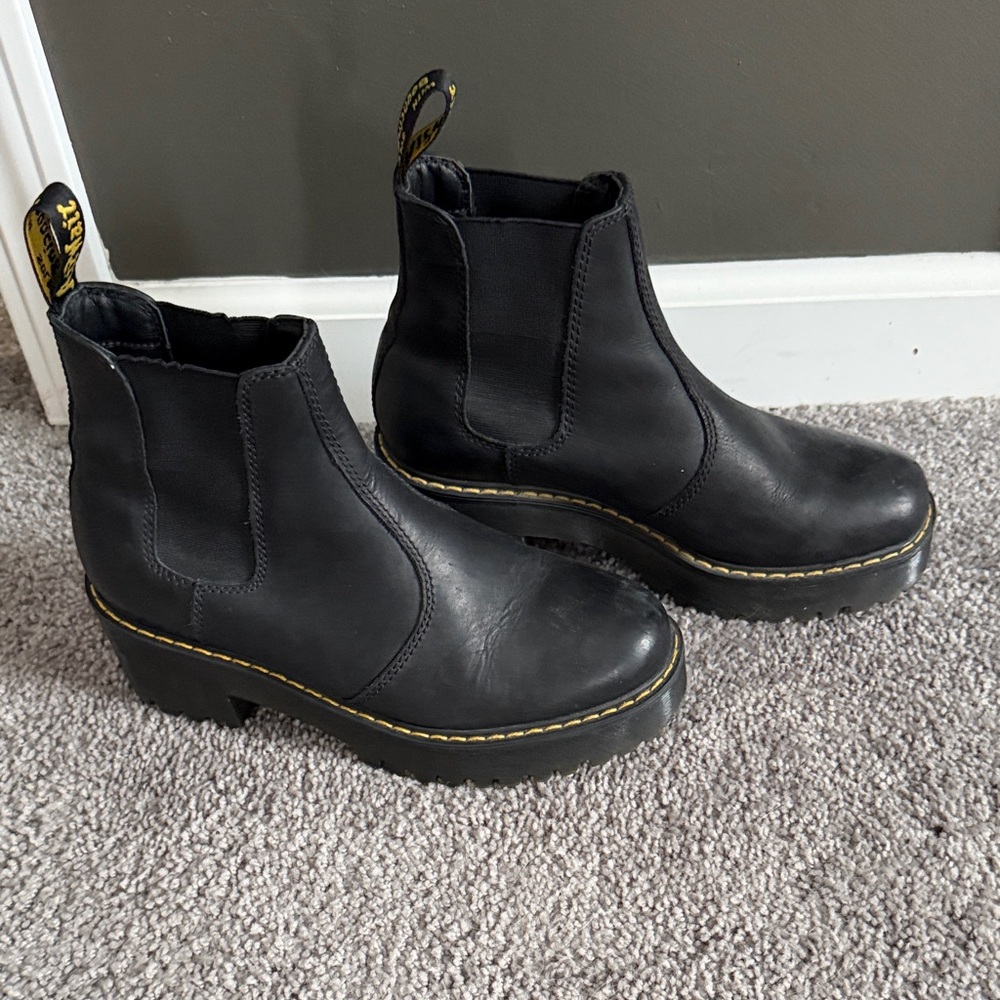 Dr. Martens Black Leather Rommety